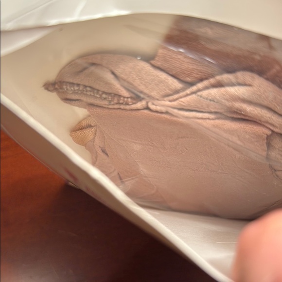 Hanes Too Classic Comfort Women’s  Nylon Pantyhose, Sheer Sandlefoot Color, NEW - Picture 8 of 11